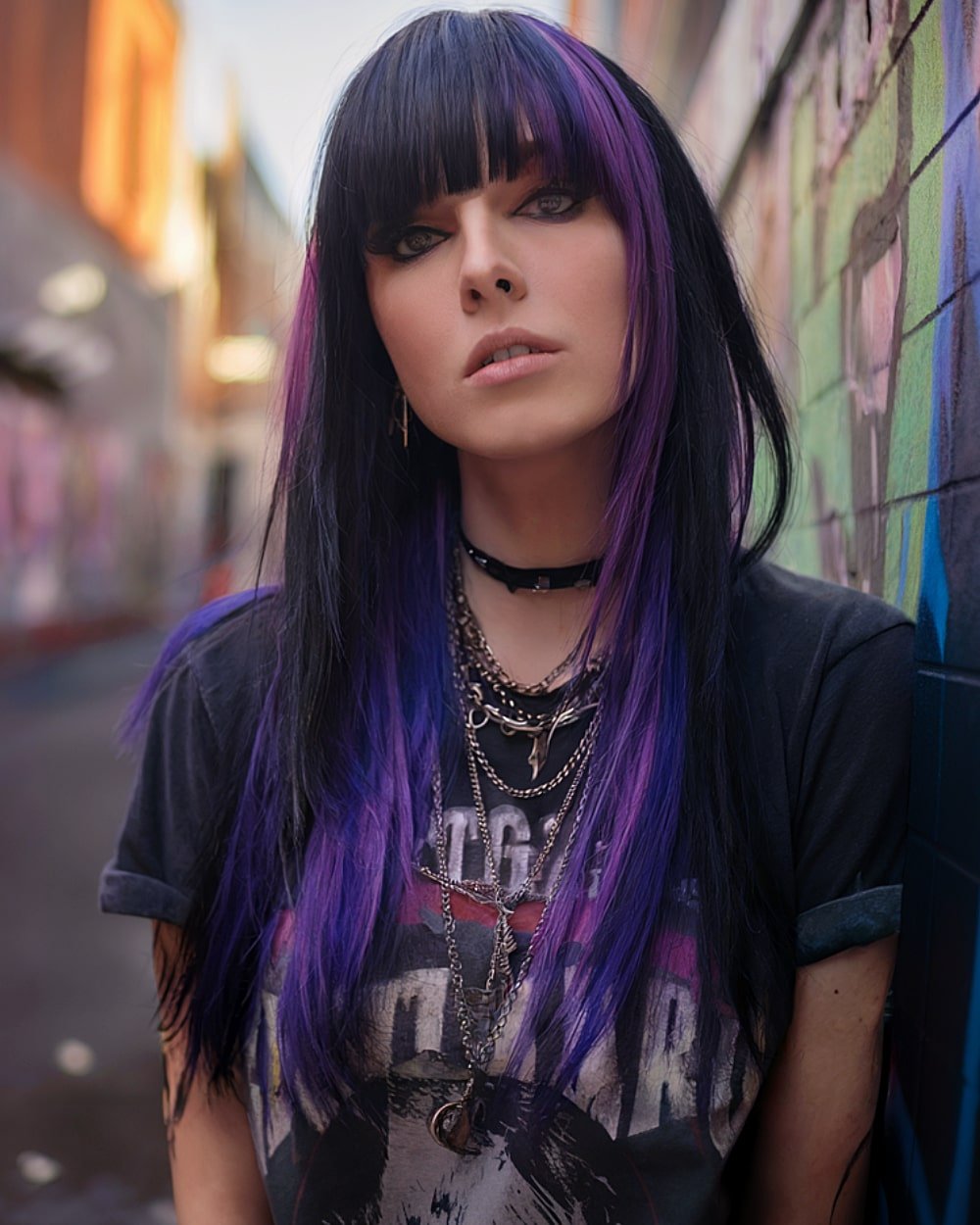 Lange flache Emo -Frisur mit stumpfen Pony und schwarz bis lila Farbverlauf