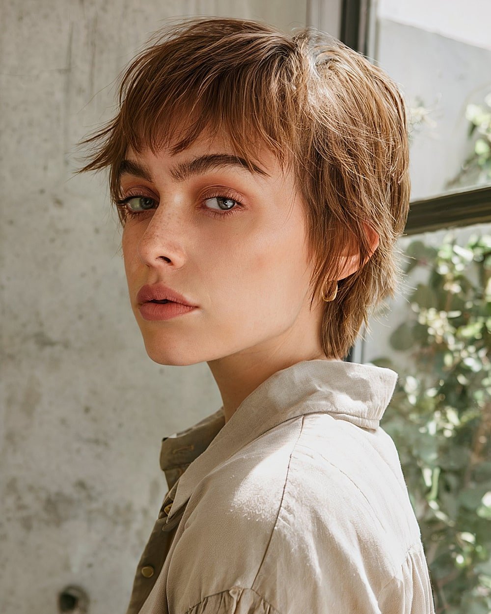Geschnittene Pixie mit Mikrofressen auf feinem flachen Haar für leichte Textur und einfaches Styling