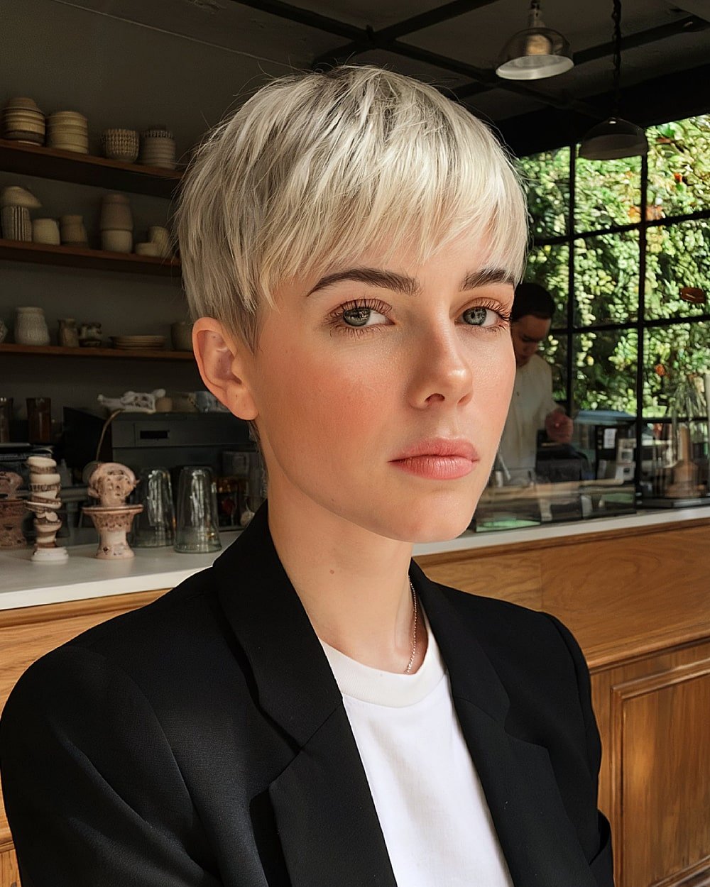 Strukturierte Platinpixie, geschnittenes flaches feines Haar mit weichen Fransen und sich verjüngten Seiten