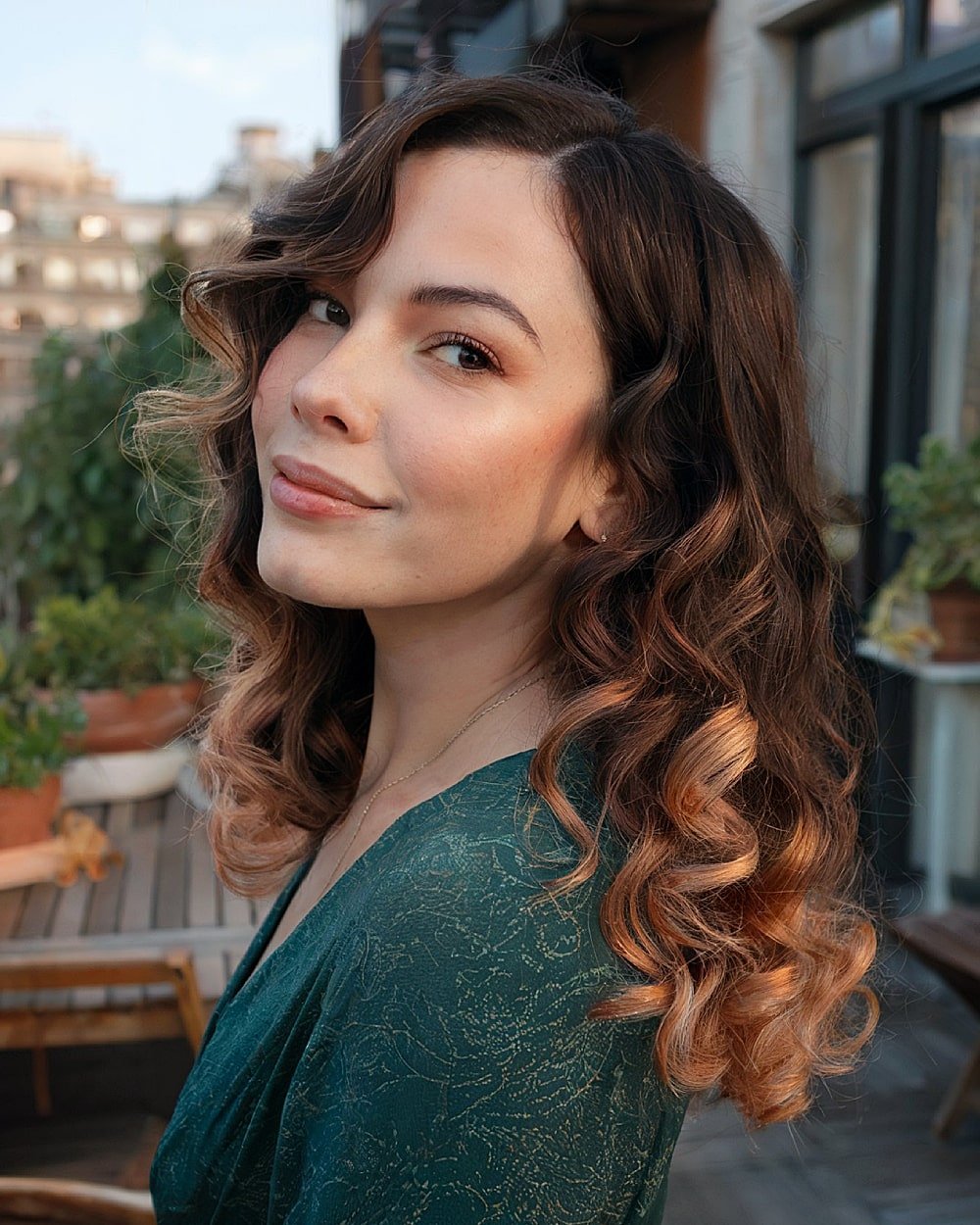 Flache Wurzeln mit definierten Mid-zu-End-Locken für zusätzliches Volumen am Haar mit mittlerem Längen