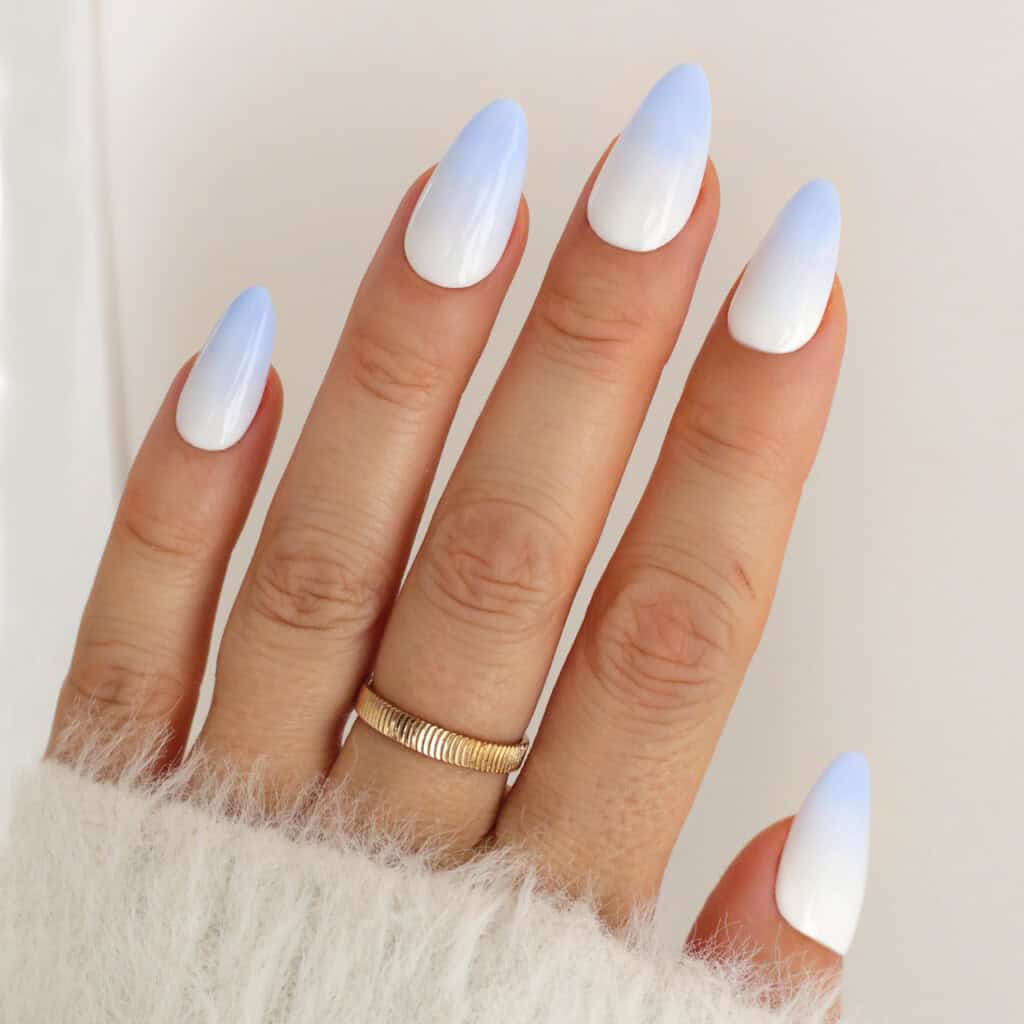 Blau -weiße Ombre -Nägel für den Winter
