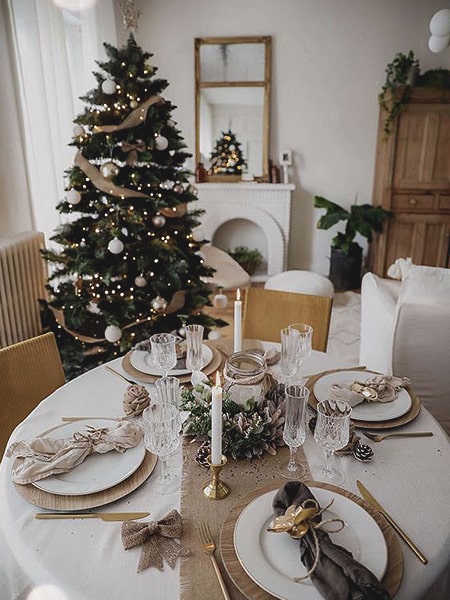 32 Feste Weihnachtstisch -Einstellungsideen, die die Feiertagsfreude bringen