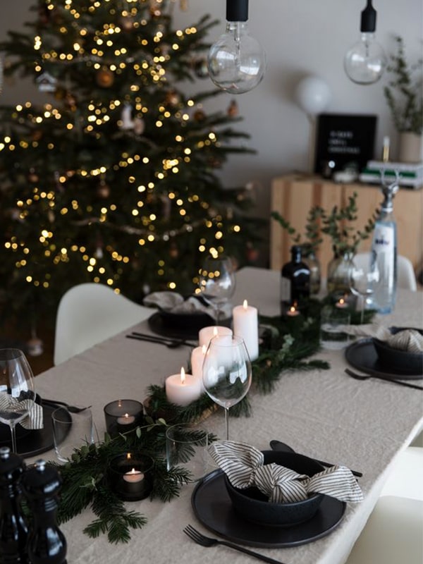 32 Feste Weihnachtstisch -Einstellungsideen, die die Feiertagsfreude bringen