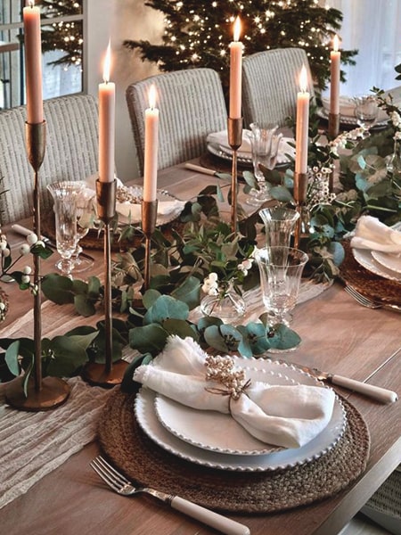 32 Feste Weihnachtstisch -Einstellungsideen, die die Feiertagsfreude bringen