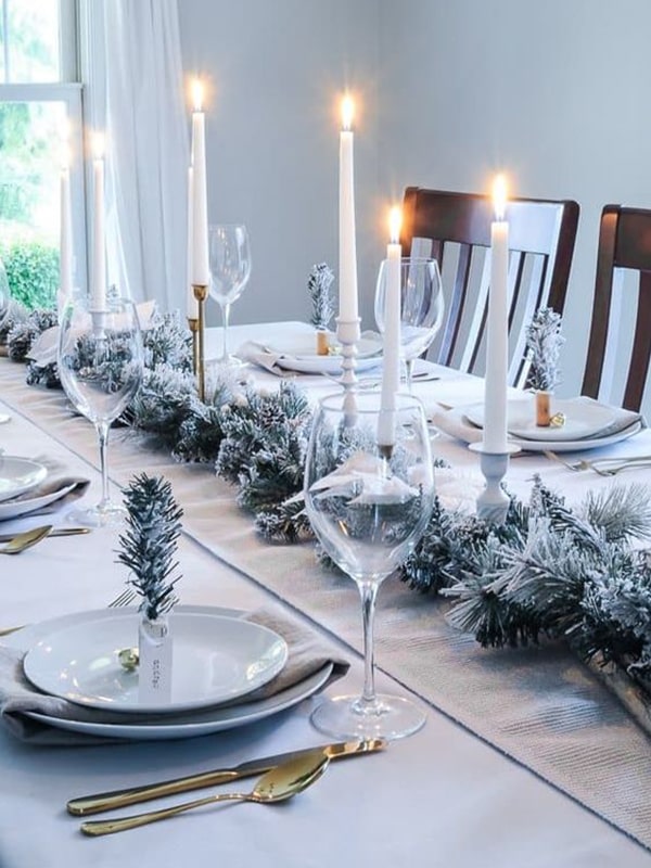 32 Feste Weihnachtstisch -Einstellungsideen, die die Feiertagsfreude bringen