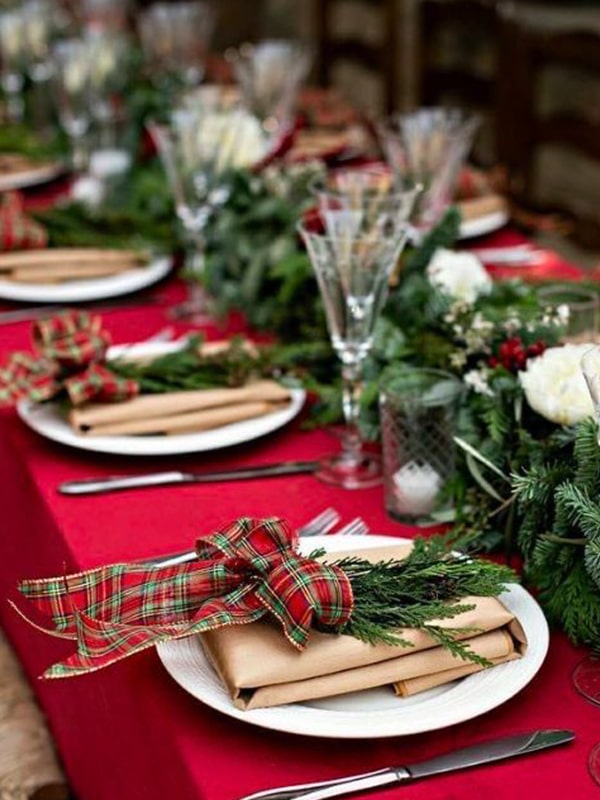 32 Feste Weihnachtstisch -Einstellungsideen, die die Feiertagsfreude bringen