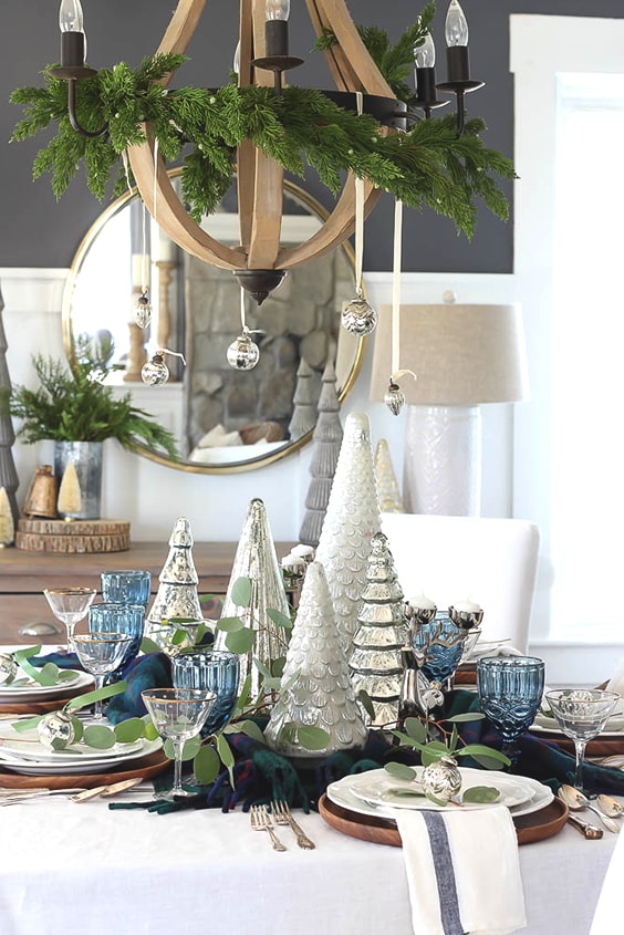 32 Feste Weihnachtstisch -Einstellungsideen, die die Feiertagsfreude bringen