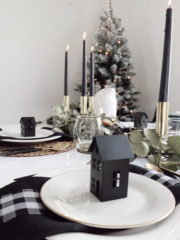 32 Feste Weihnachtstisch -Einstellungsideen, die die Feiertagsfreude bringen