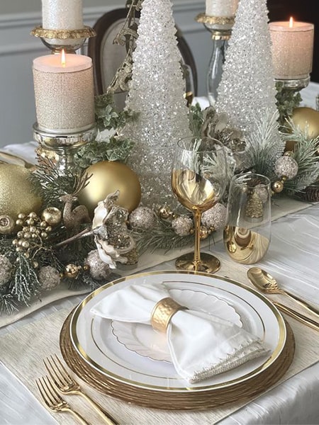 32 Feste Weihnachtstisch -Einstellungsideen, die die Feiertagsfreude bringen