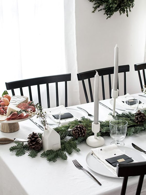 32 Feste Weihnachtstisch -Einstellungsideen, die die Feiertagsfreude bringen