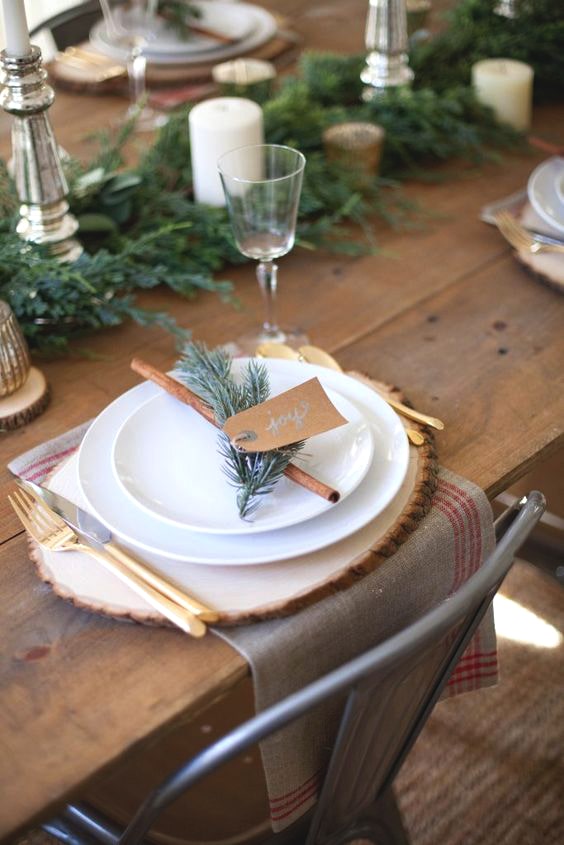 32 Feste Weihnachtstisch -Einstellungsideen, die die Feiertagsfreude bringen
