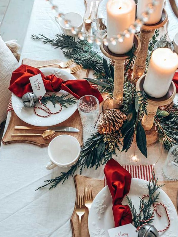 32 Feste Weihnachtstisch -Einstellungsideen, die die Feiertagsfreude bringen