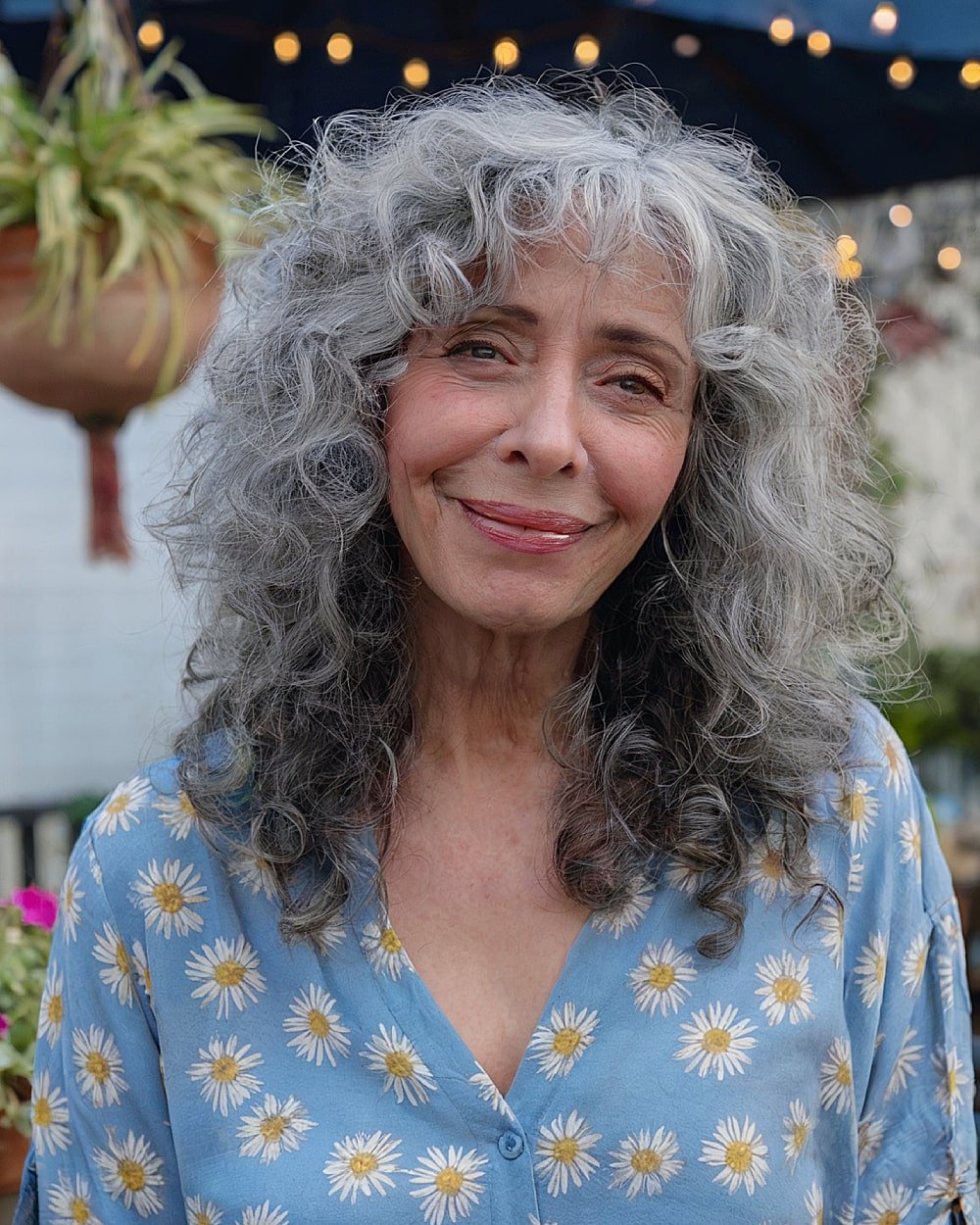 Curly Grey Shag mit mittleren Schichten und Sprung für Frauen über 70