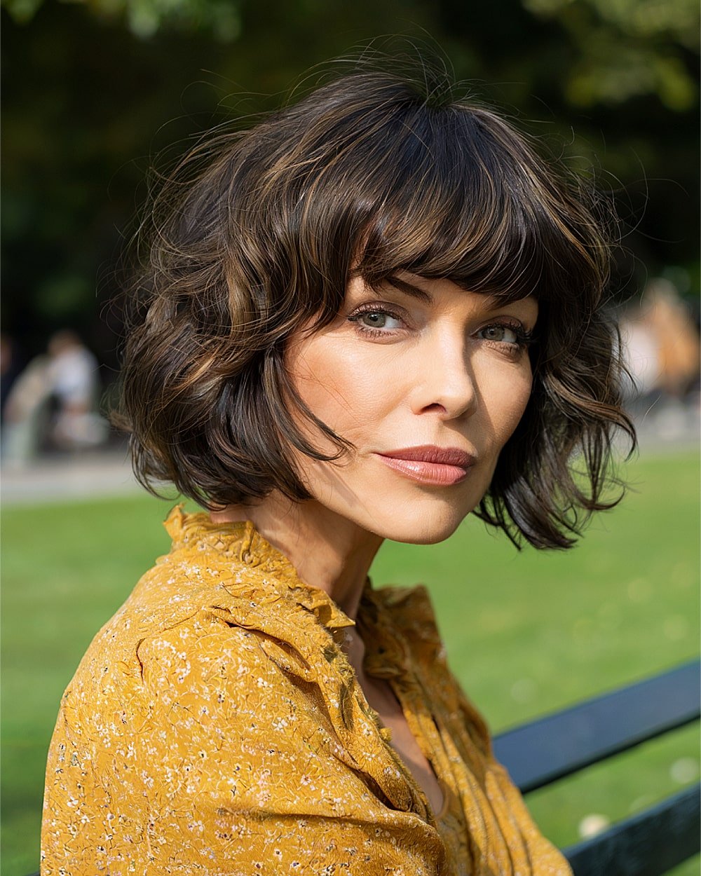 Laged Short Bob mit Pony for Movement und Definition auf welligem Haar