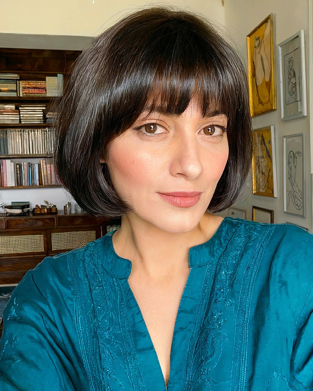Classic Short Bob mit vollen Pony für glattes dickes Haar bei Frauen über 40