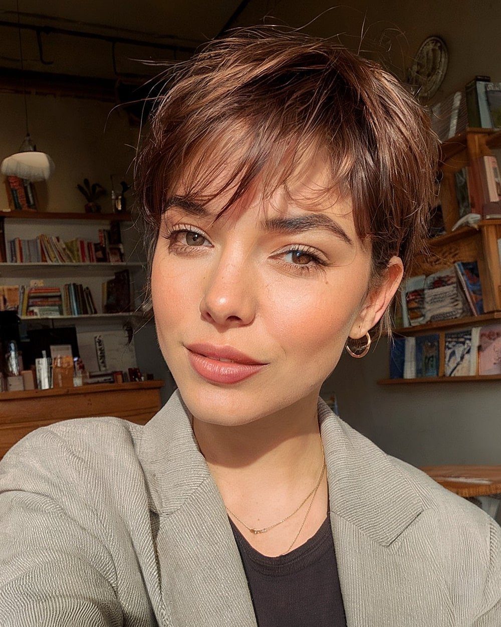 Kurze strukturierte Pixie mit zarten wispy Pony für große Stirnrahmen