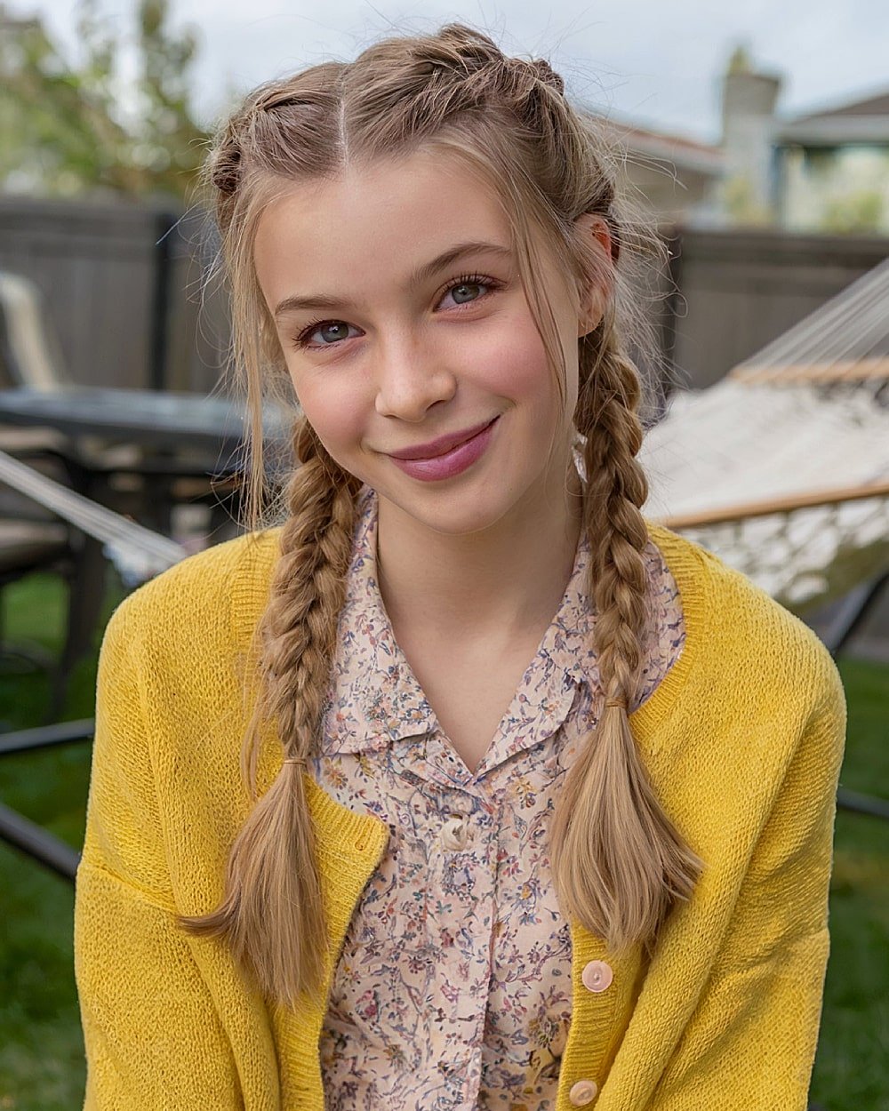 Niederländische Zöpfe mit Zopfenden für feine blonde Haare, süßer Stil für weiße Teenager -Mädchen