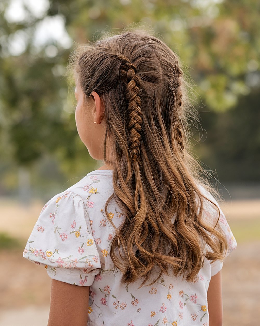 Halb-up-halb-down-Geflechtstil mit weichen Locken, perfekt für Teenager-Mädchen