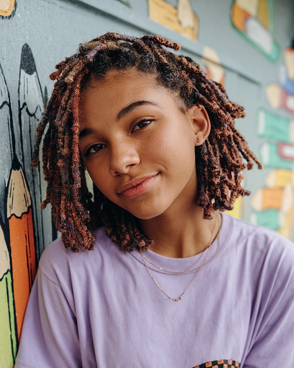 Kurze Faux-Locs in Kupfer- und Schwarzmischung, jugendfreundlicher geflochtener Loc-Stil
